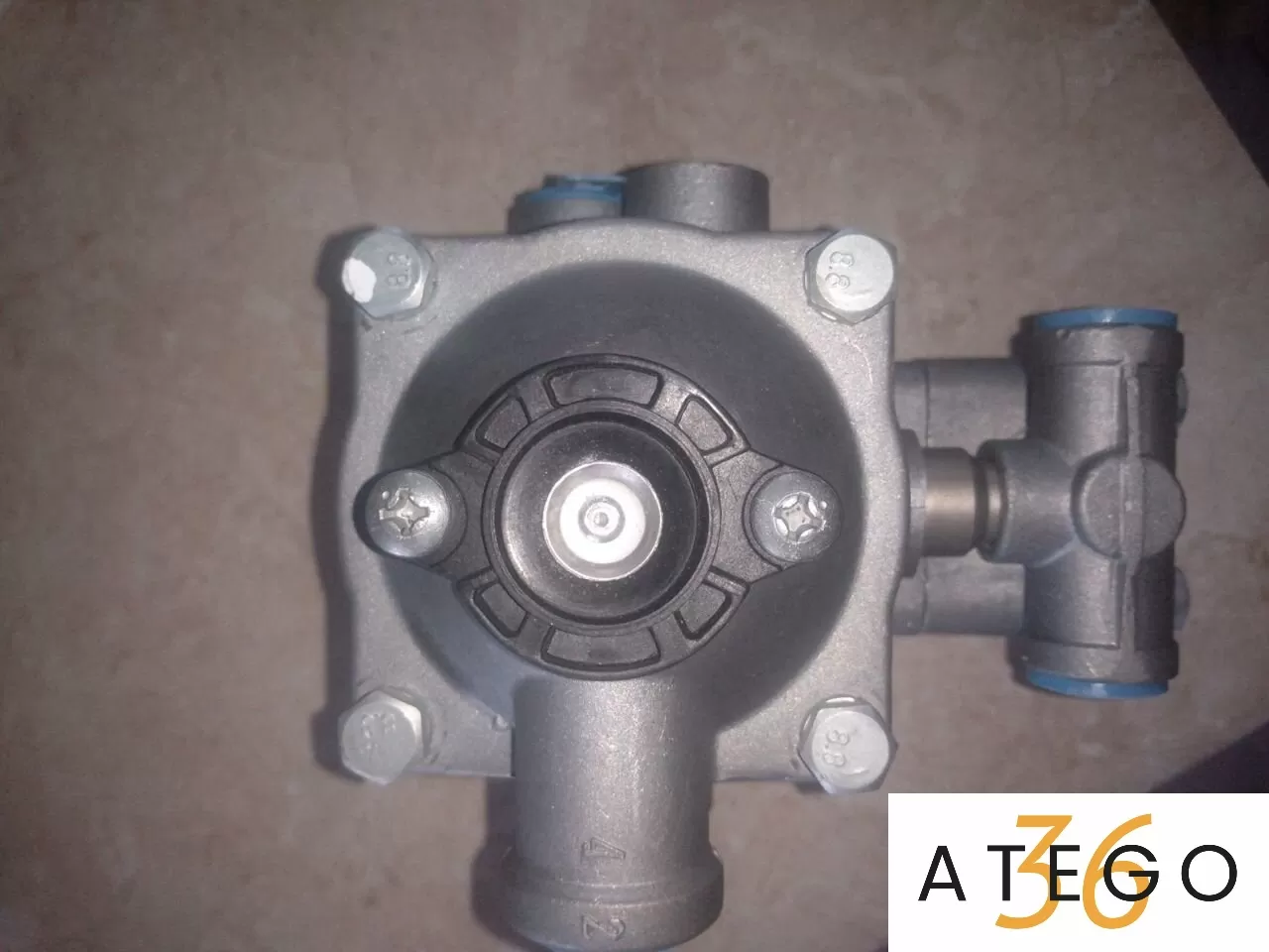 Кран управления тормозами прицепа