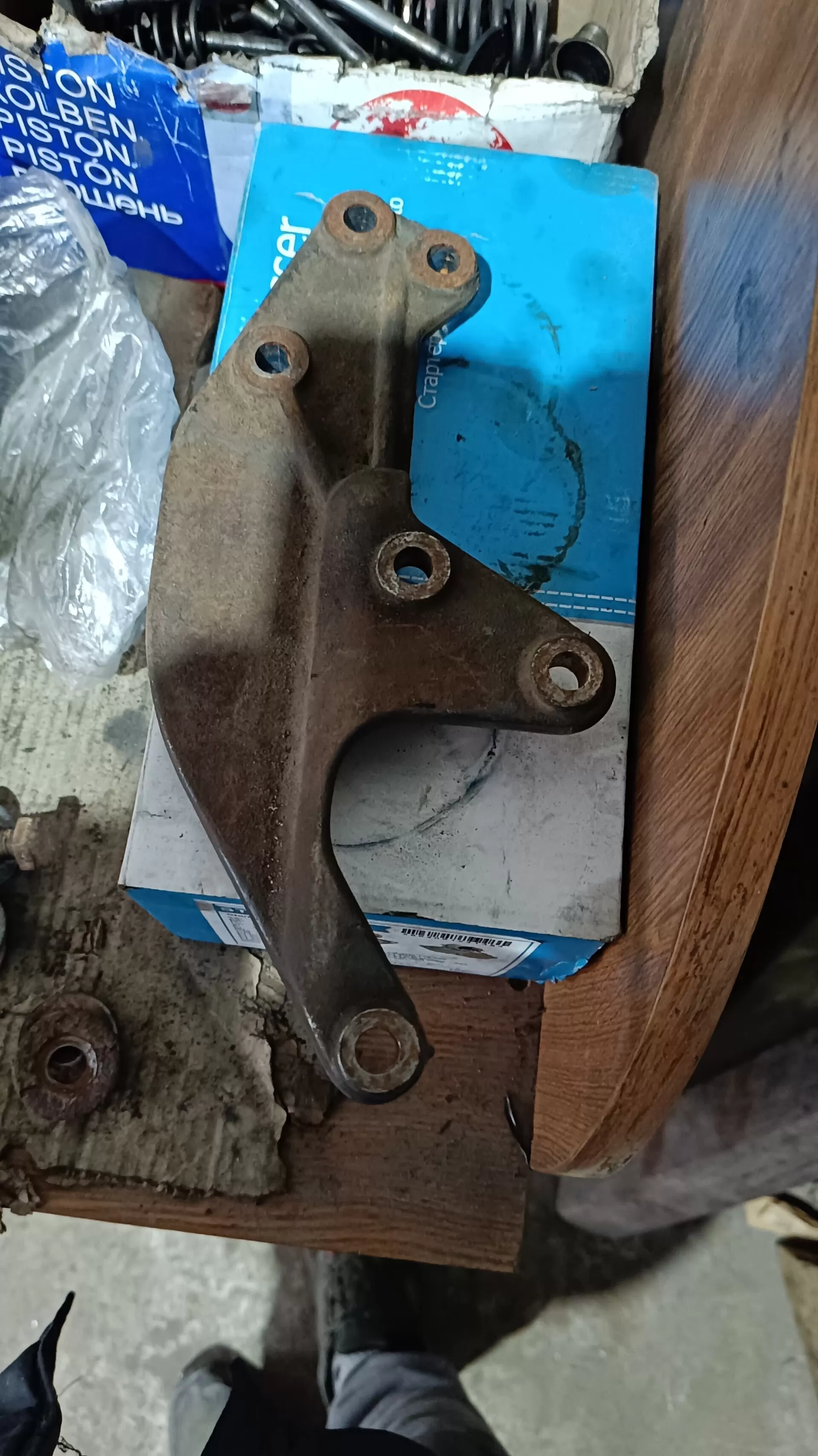 A9702682478 кронштейн крепления ручки КПП Мерседес-Бенц Атего