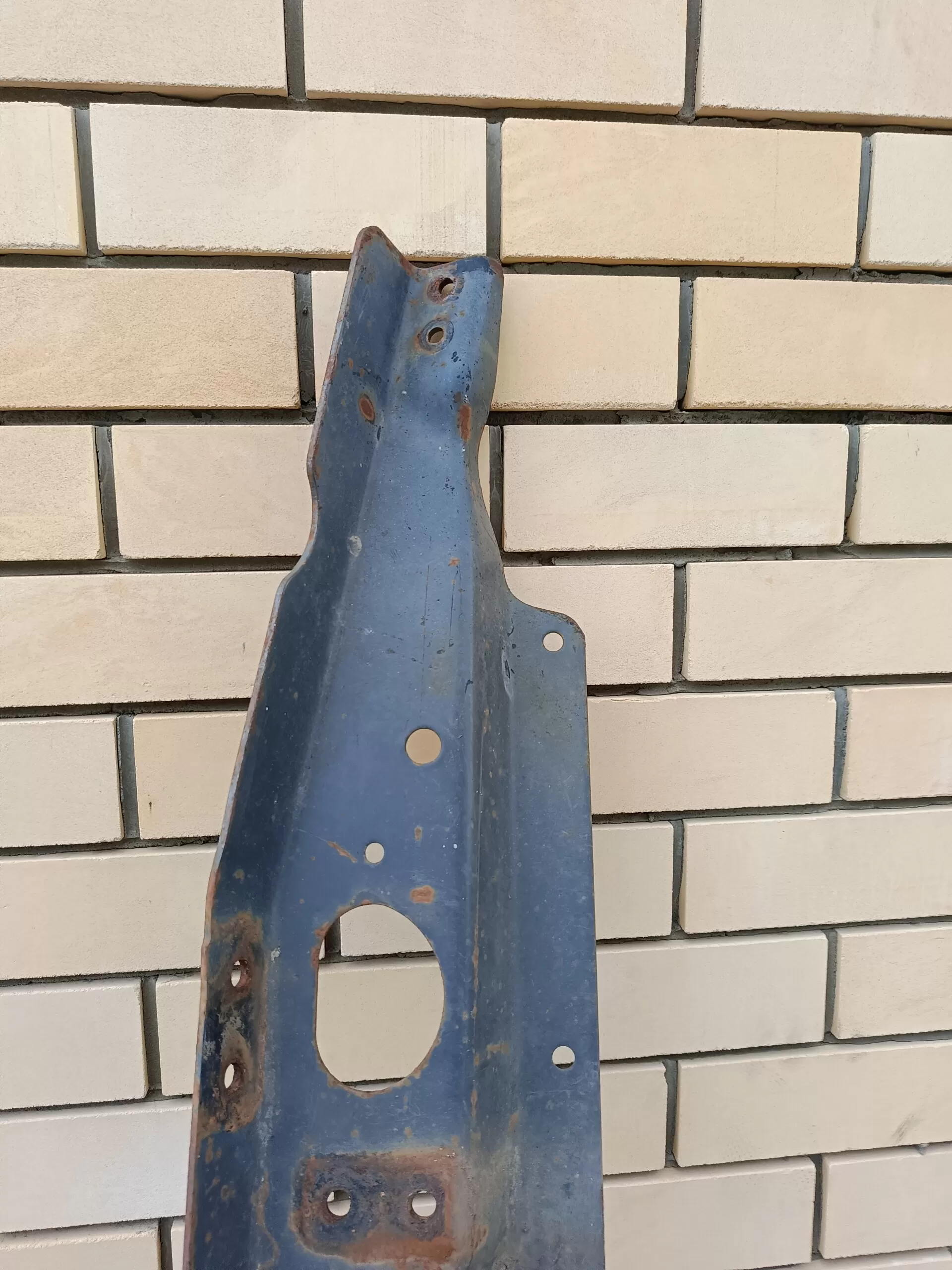 отбойник переднего бампера Мерседес-Бенц Атего