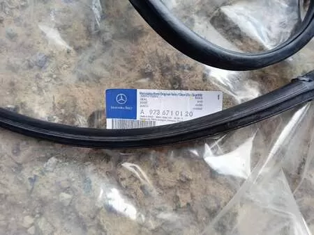 уплотнение лобового стекла Мерседес-Бенц АтегоII  9736710120